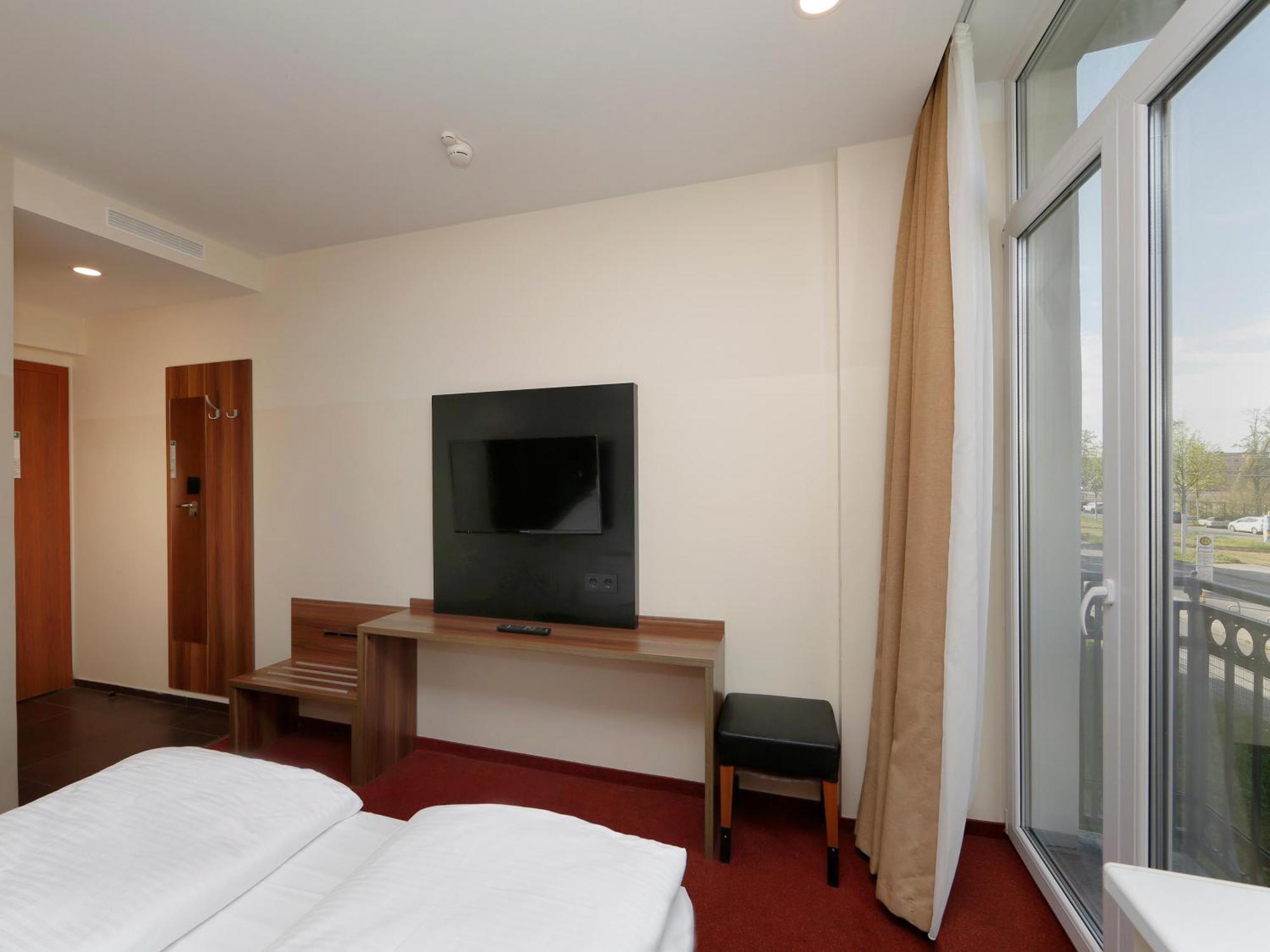 IBB Hotel Berlin-Airport Buitenkant foto