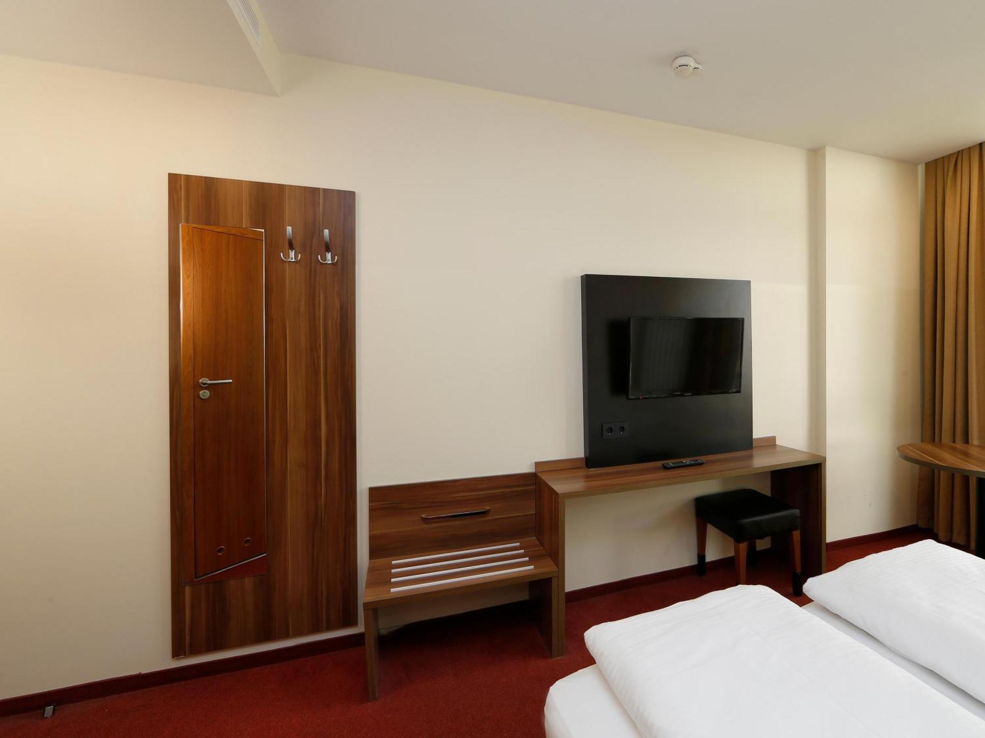 IBB Hotel Berlin-Airport Buitenkant foto